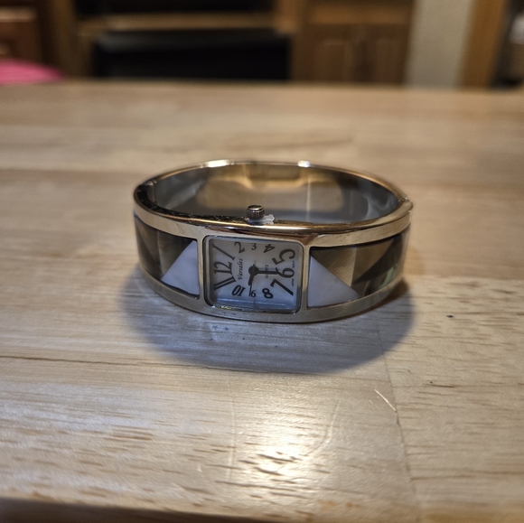 Beautiful women's bangle watch with abalone, onyx and mother of pearl - Picture 5 of 8